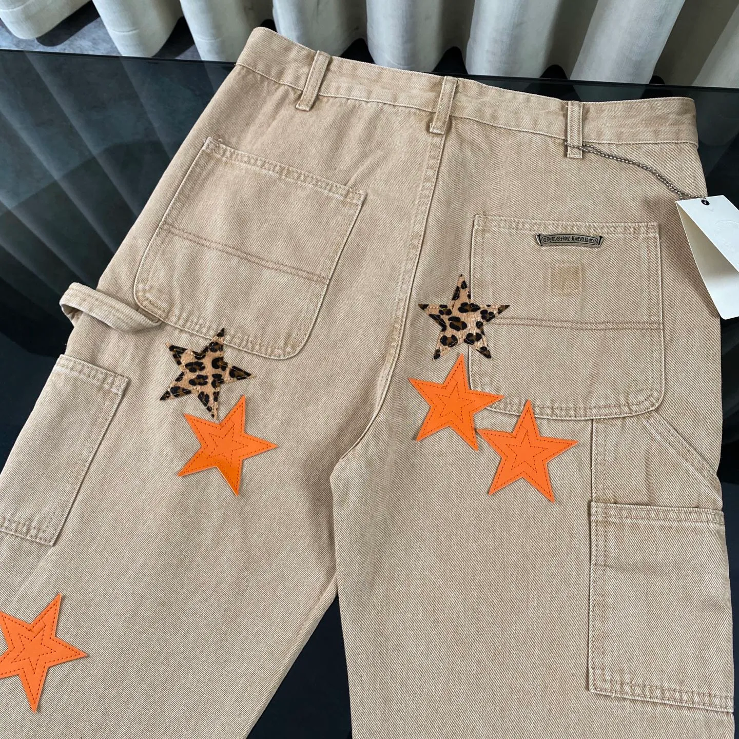 P270 Chrome hearts Chrome hearts Miami limited edition star work jeans logging pants Chrome hearts city limited jeans Hardware customization Original development vintage levis American-made 501 black and gray base remake Levi's American 501 base imported sheepskin 925 silver remake [Top heavy industry fashion design] Consistently high-street luxury style. Speaking of this style, the Zangyin family and GU family are definitely the leading representative brands. Especially the Zangyin family has really achieved a state-of-the-art effect in creating high-street style. The unique washed material is used to create this style. The color system is already quite eye-catching. After it is decorated with patchwork cross flowers, it cleverly highlights the charm of the brand. Secondly, this style uses classic The high-waist cutting design highlights the long legs and fashionable temperament of the upper body. The brand is highly recognizable and the slim fit configuration is more suitable for daily wear. It is a product that interprets personality, fashion, and specifications at a glance. This single product is enough to make any fan excited. It can be a white T-shirt for a youthful college style, or a tight suspender for a royal style. It has strong matching ability and can be easily controlled by men.  [Materials and craftsmanship] Needless to say, this point goes without saying. As an excellent craftsman brand, Zangyin’s requirements for details and craftsmanship are really perfect. The washed color of this model has gone through so many processes, not to mention the embellishment of denim appliques. It is also purely hand-made and sewn. Just like what they believe in, only hand-made things have soul and have the meaning of wear. A top-notch heavy-duty fashionable denim item, I look forward to your perfect interpretation! ! Color: Khaki Size: 30-36